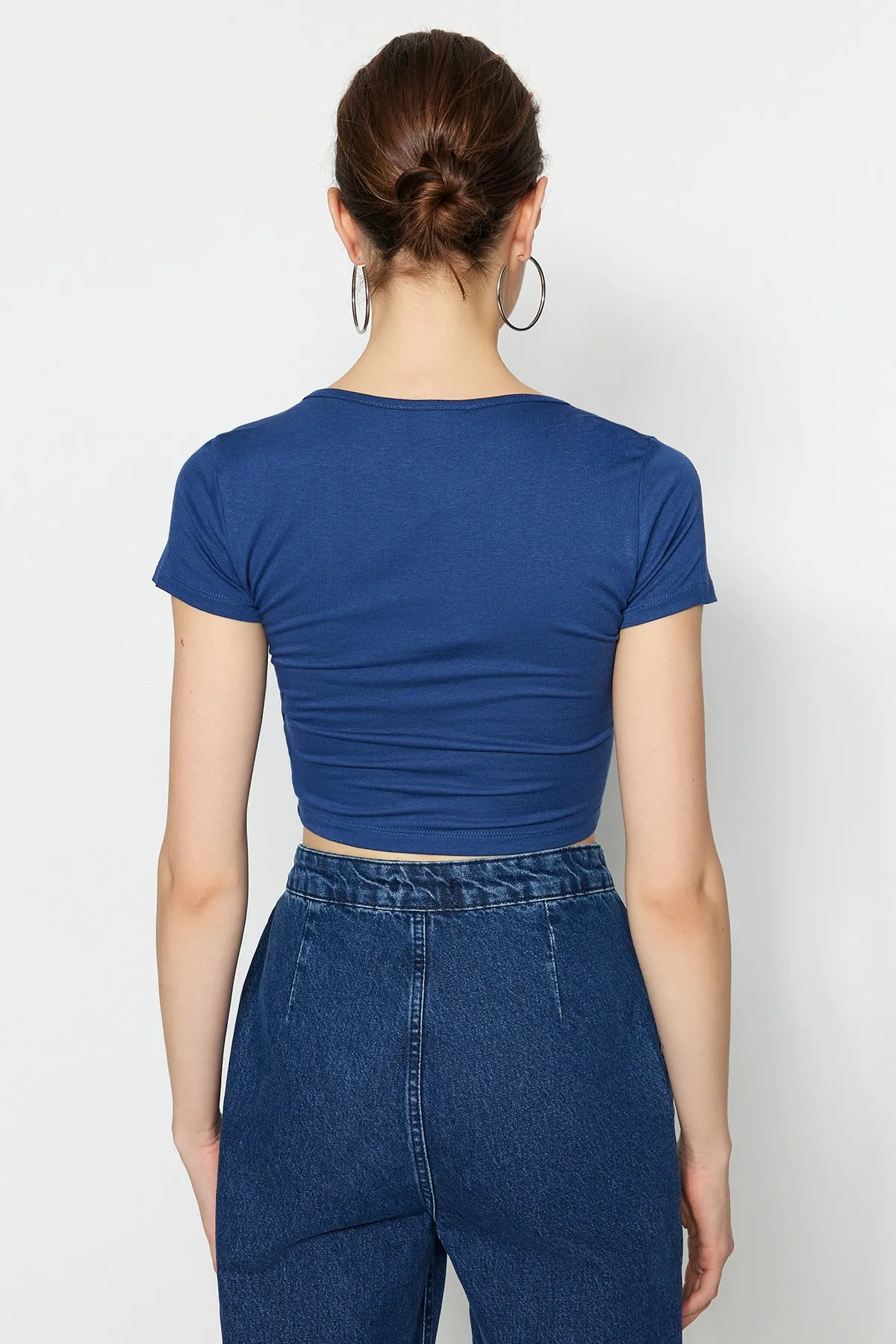 Trendyol Collection  Blaue, taillierte, zweireihige, bauchfreie Viskose-Strickbluse mit Halsausschnitt TWOSS22BZ0536