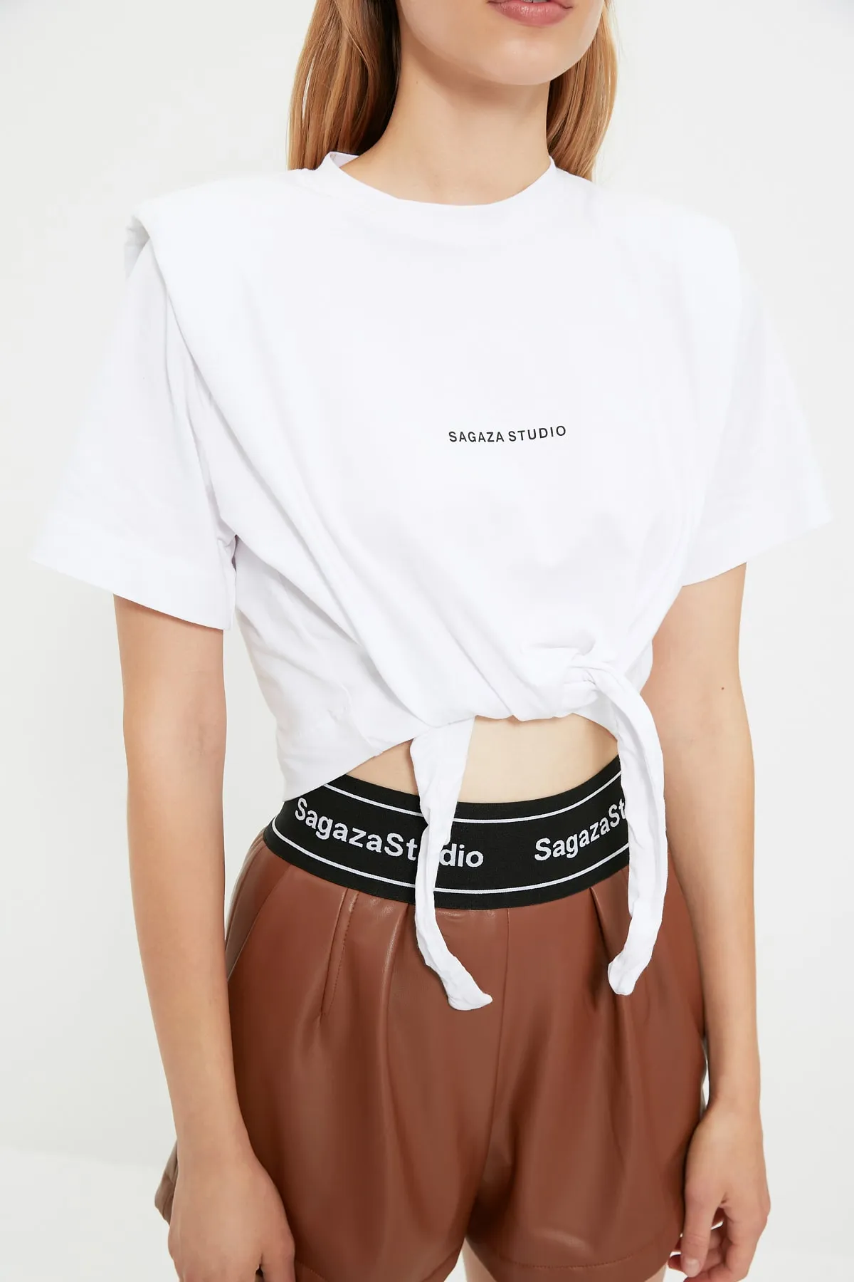 Trendyol Collection  X Sagaza Studio Strick-T-Shirt mit weißem Slogan TPRAW22TS0214