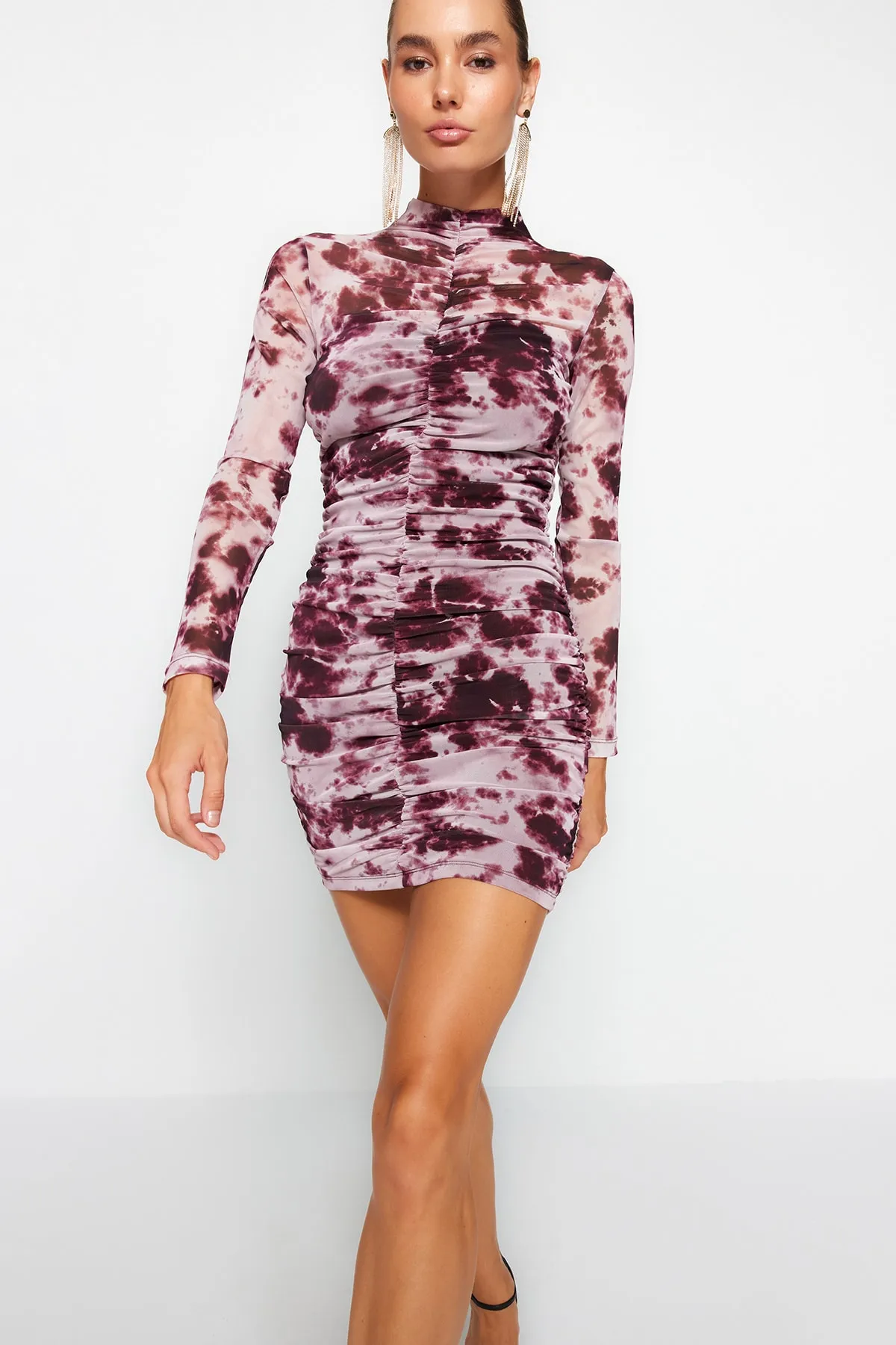 Trendyol Collection  Mehrfarbiges, figurbetontes, gefüttertes, elegantes Abendkleid aus Tüll mit hohem Kragen und Farbverlauf TPRAW24EL00029