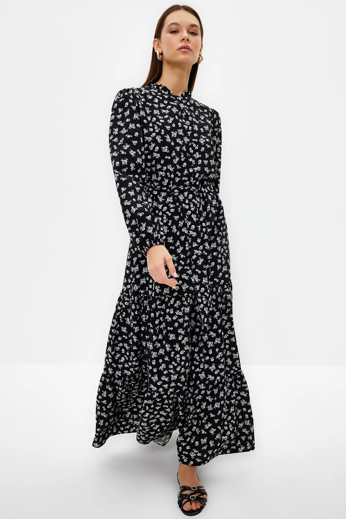 Trendyol Modest  Schwarzer Gürtelrock, Volants, Blumenmuster, gefüttertes Webkleid TCTSS23EB00294