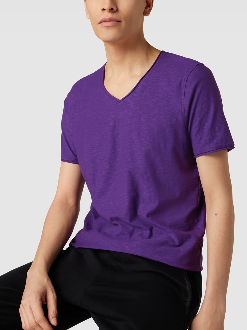 T-Shirt mit V-Ausschnitt in purple