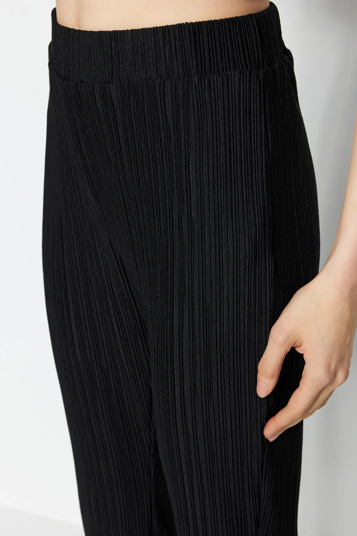 Trendyol Collection  Schwarze, plissierte Schlaghose/spanisches Bein, hohe elastische Taille, Strickhose TWOSS23PL00115
