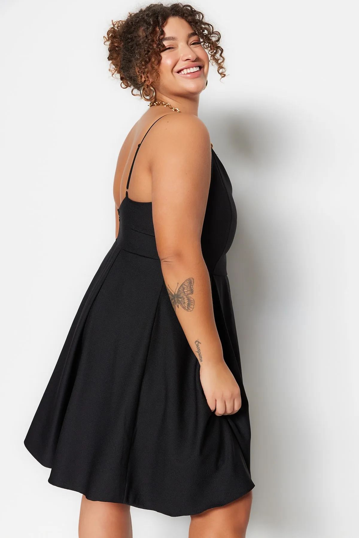 Trendyol Curve  Schwarzes Webkleid mit V-Ausschnitt TBBSS23AH00228