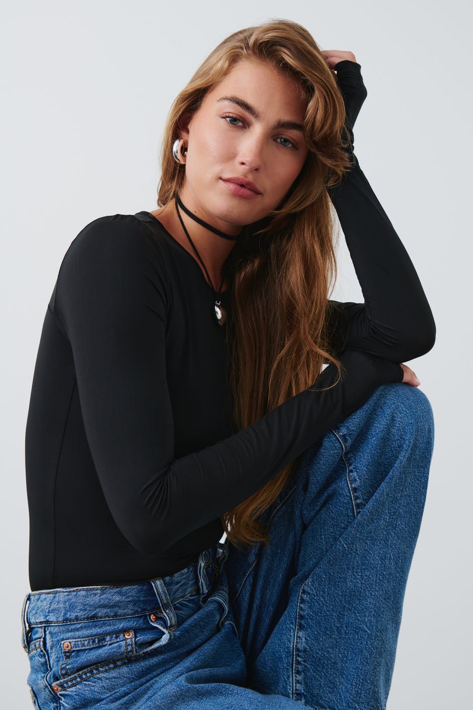 Thumb hole detail top