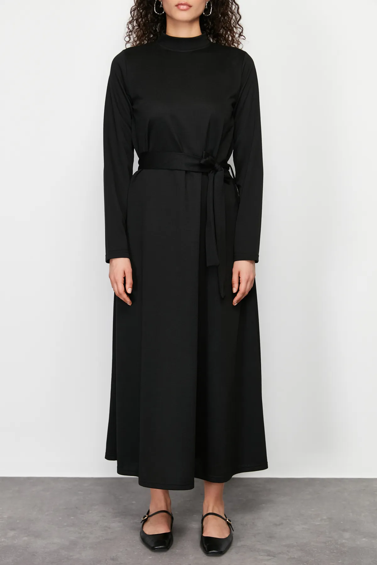 Trendyol Modest  Schwarzes Strickkleid mit Stehkragen und geradem Gürtel TCTSS24EB00122