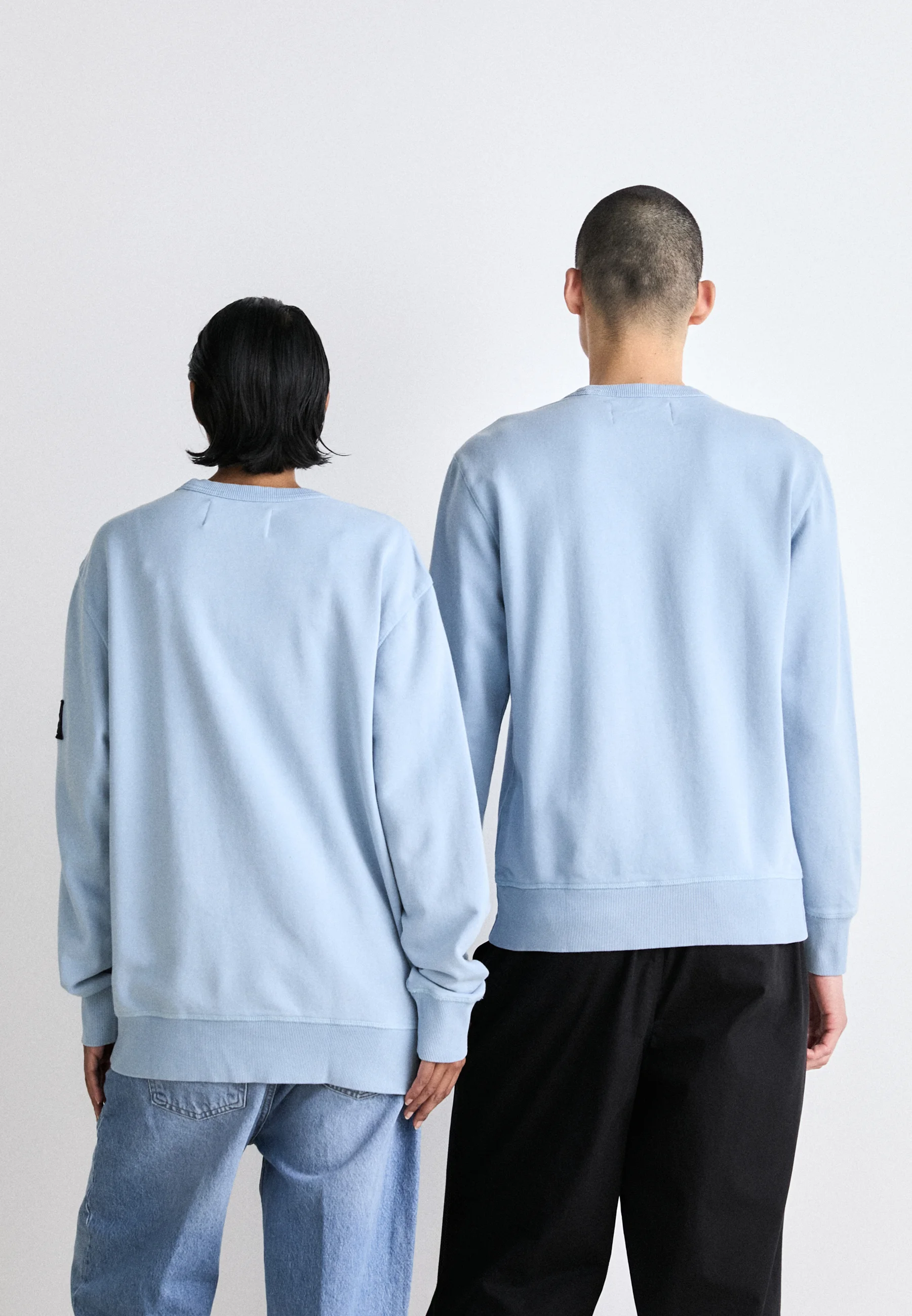 Sudadera unisex de cuello redondo con insignia lavada de Calvin Klein Jeans