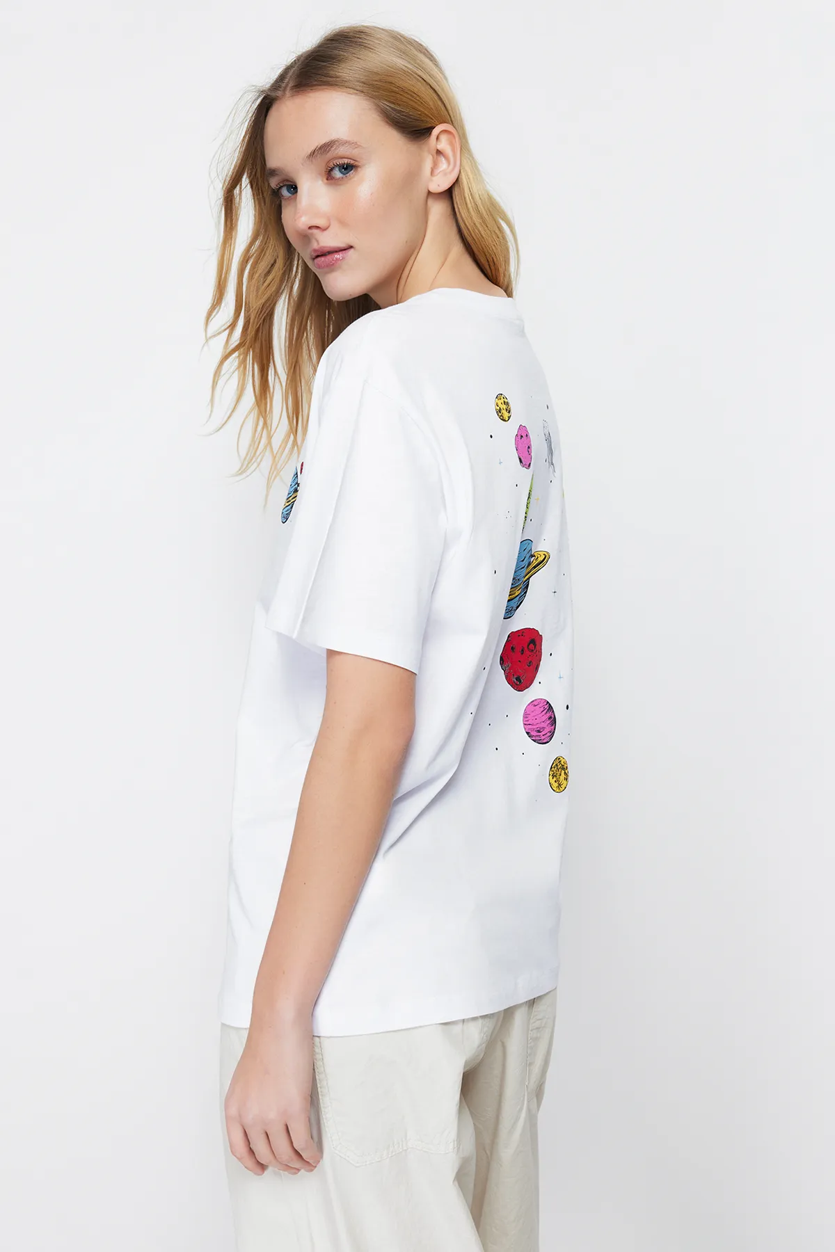 Trendyol Collection  Galaxi bedrucktes weißes T-Shirt im Boyfriend-Fit – 100 % Baumwolle, Rundhalsausschnitt – TWOSS23TS00257