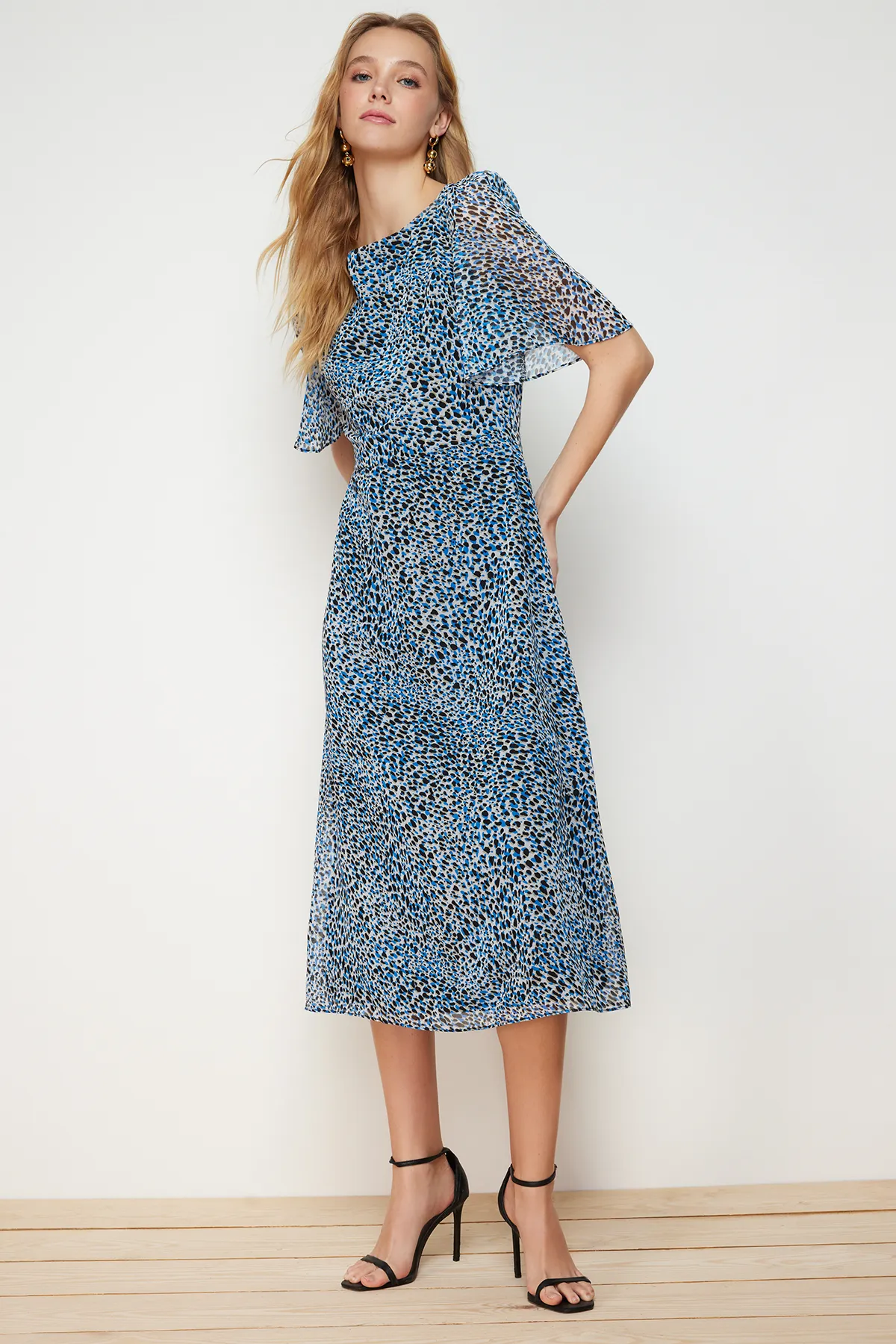 Trendyol Collection  Mehrfarbig gemustertes A-Linien-/Glockenform-Midi-gefüttertes Webkleid TWOSS23EL01372