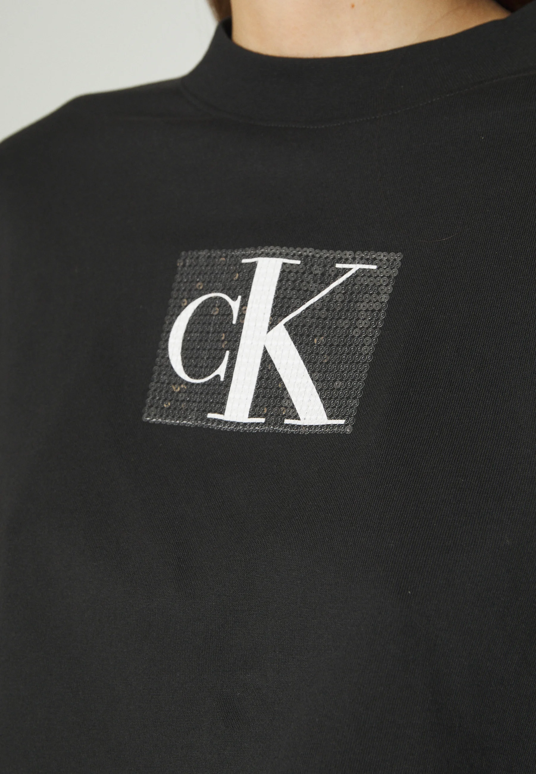 Sudadera corta de manga larga con lentejuelas de Calvin Klein Jeans