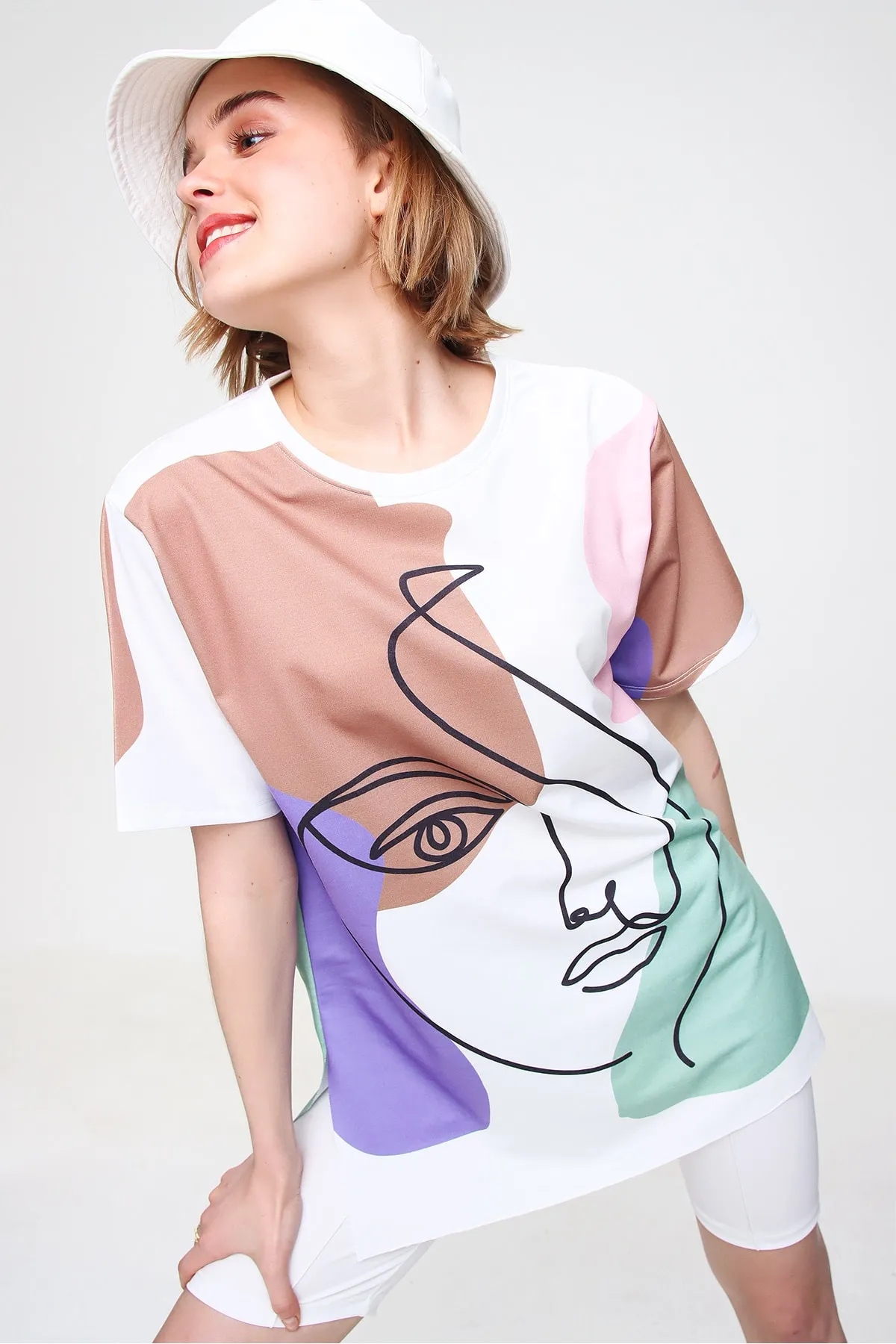 Trend Alaçatı Stili  Damen-Sweatshirt in Pulverform mit Rundhalsausschnitt und Digitaldruck und seitlichem Schlitz MDA-1106