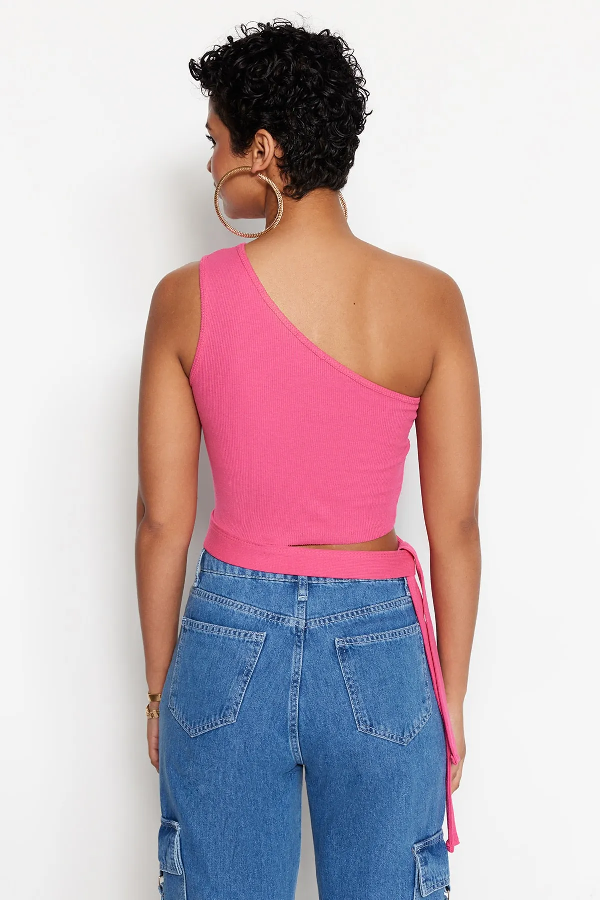 Trendyol Collection  Fuchsiafarbene, taillierte One-Shoulder-Bluse aus geripptem Strick mit Detail TWOSS22BZ1558
