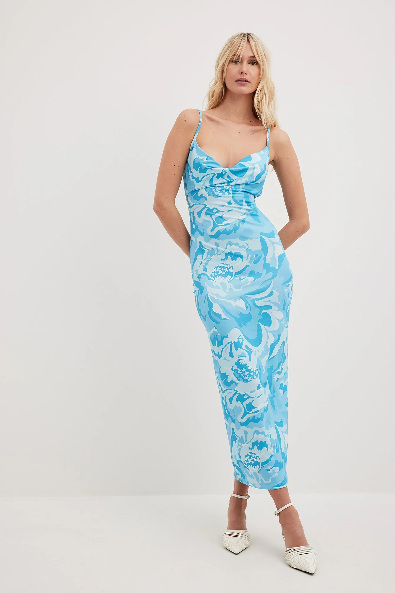 Maxikleid mit Wasserfallausschnitt