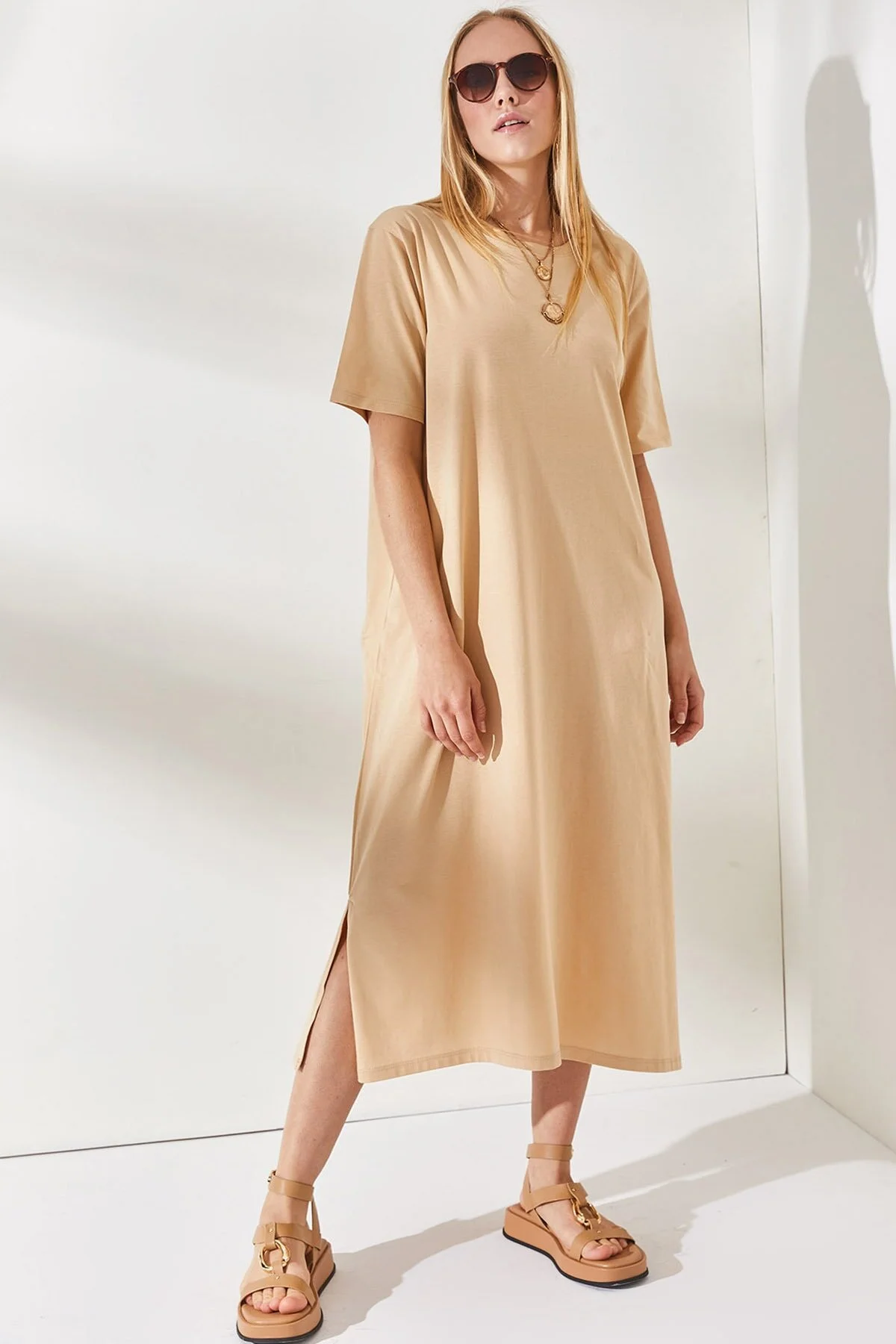 Olalook  Beigefarbenes Oversize-Baumwollkleid für Damen mit Seitenschlitzen ELB-19001880