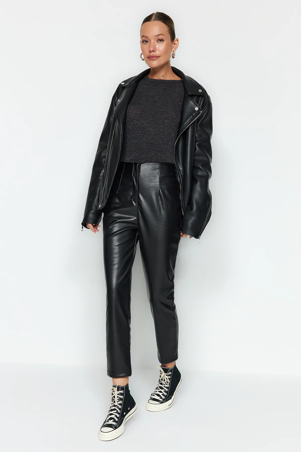 Trendyol Collection  Schwarze Strickhose aus Kunstleder mit hohem Bund und Abnähern TWOAW24PL00108