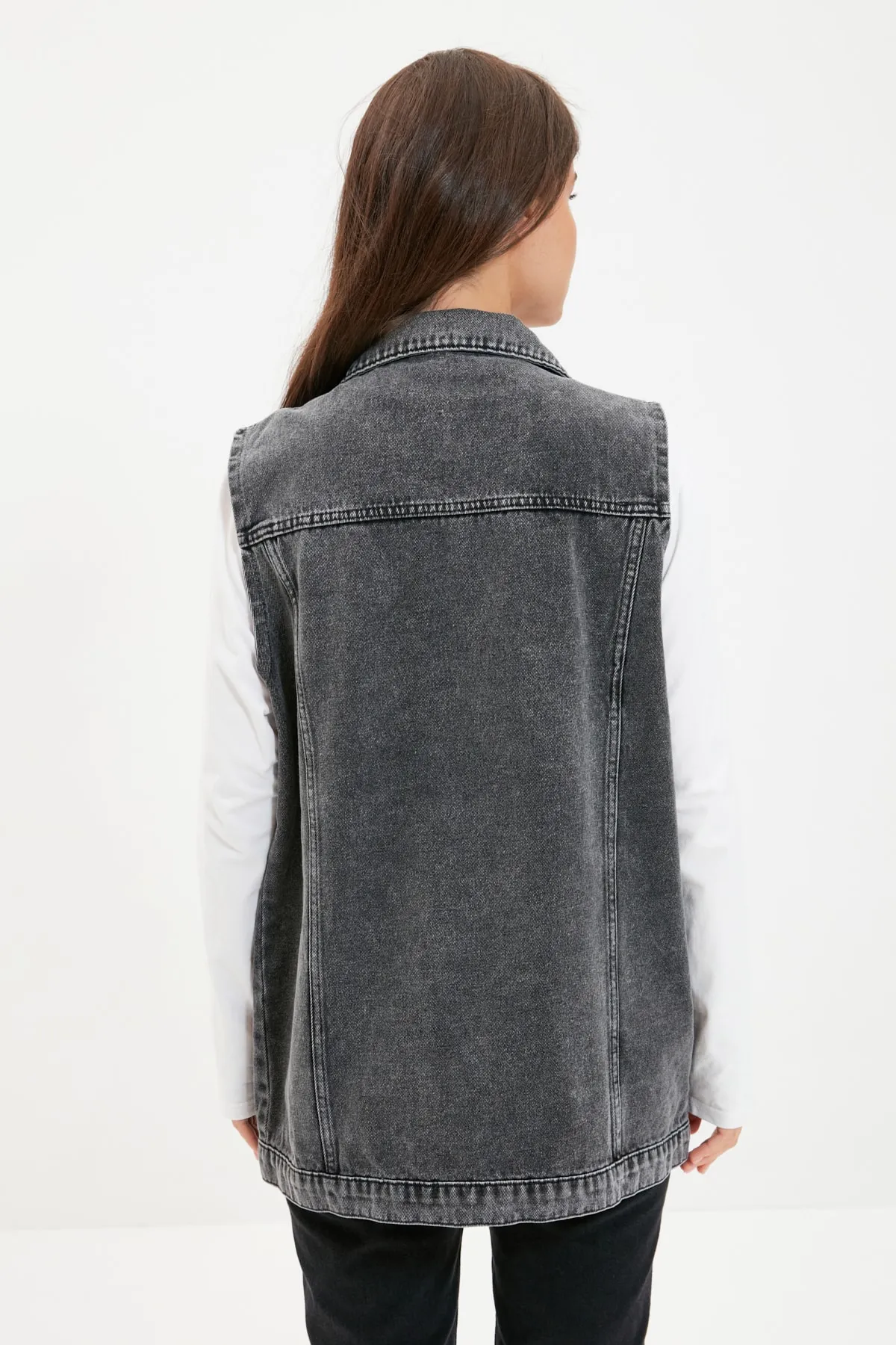 Trendyol Collection  Anthrazitfarbene Jeansjacke mit Hemdkragen und Taschendetail aus 100 % Baumwolle TCTAW22CK0006