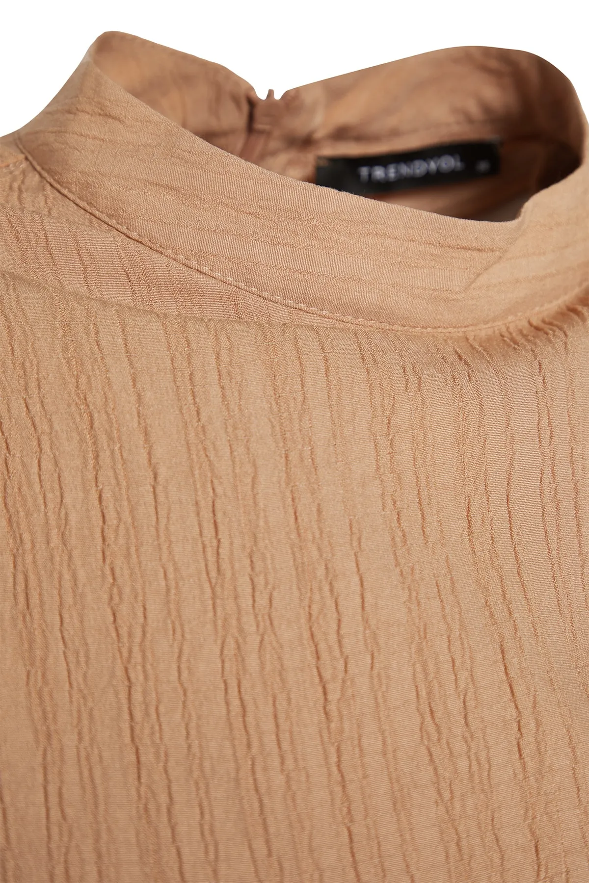 Trendyol Modest  Beiges Kleid aus Viskosegewebe mit Zweireiherkragen und Futter aus Mischgewebe TCTSS23EB00375