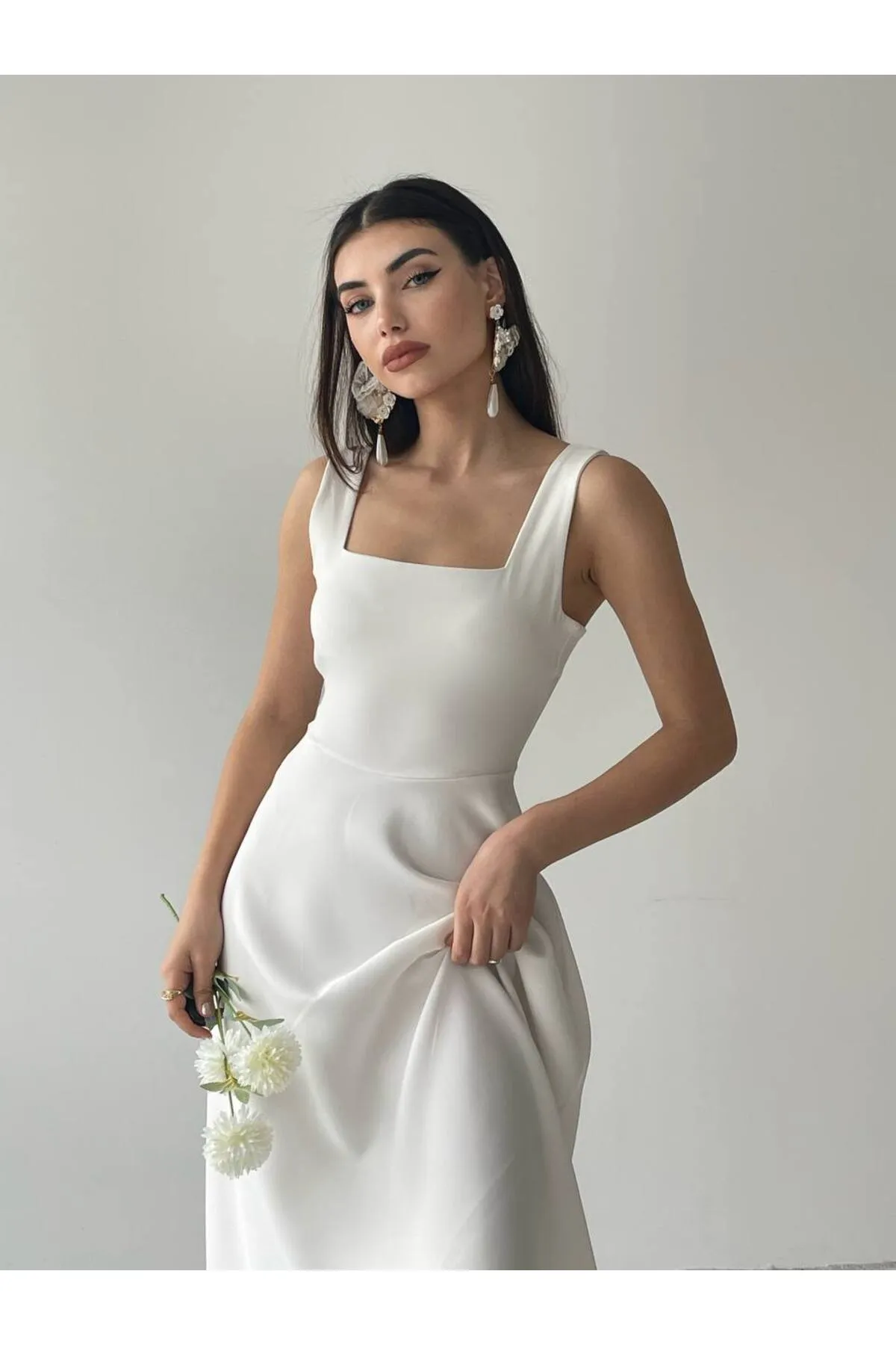 SONREİR  JESICA-KLEID MIT DICKEN TRÄGERN UND QUADRATISCHEM YEKA-DETAIL