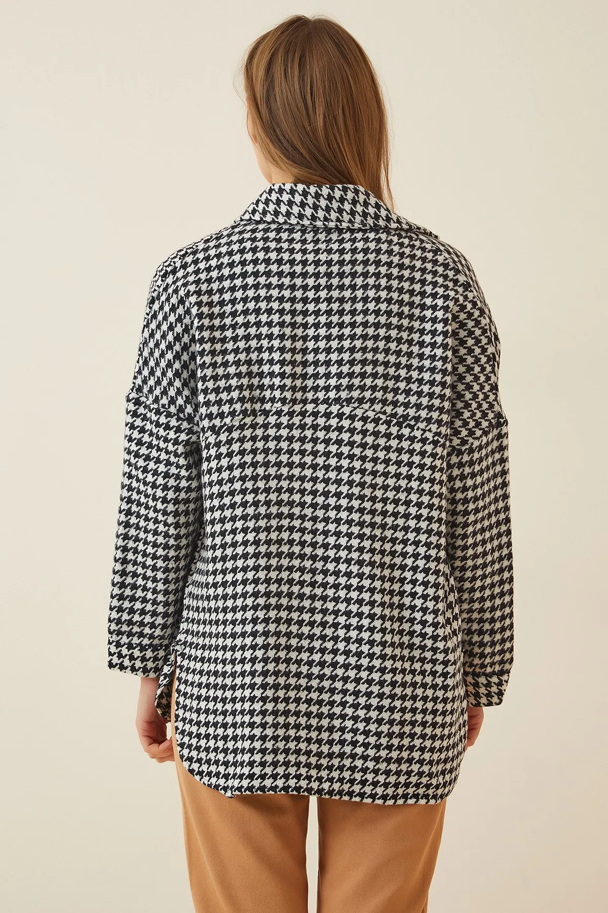 Happiness İstanbul  Weißes und schwarzes Hahnentrittmuster für Damen, Oversize-Hemdjacke aus Wolle mit Stempelmuster, BH00300