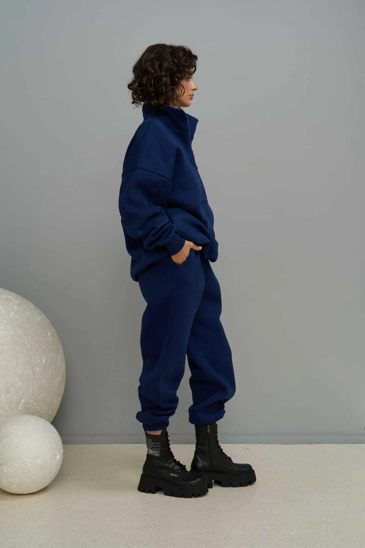 MAİ COLLECTİON  Marineblaues, übergroßes Trainingsanzug-Set von Mini Studio Co