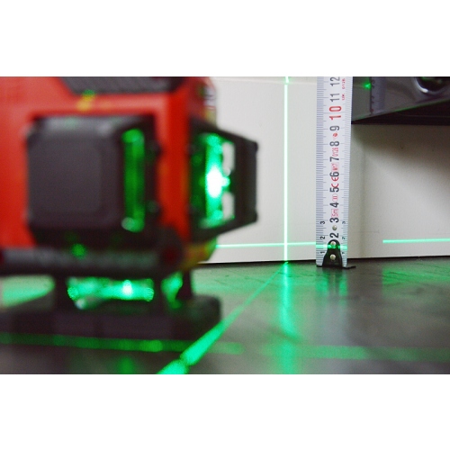 Futech 026.3FG-S Multicross 3D -lattia-akkulinjalaser vihreä, sis. akun ja jalustan laukussa