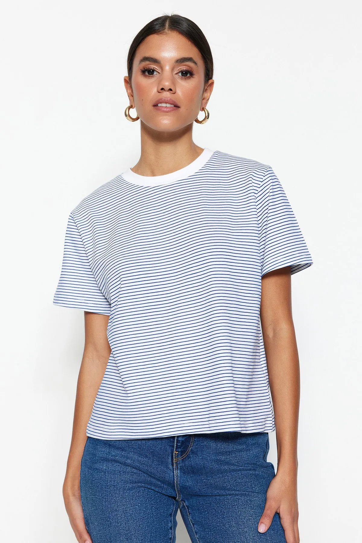 Trendyol Collection  Marineblaues, ecrufarbenes, gestreiftes Premium Basic-Strick-T-Shirt mit Rundhalsausschnitt und normaler Passform TWOSS23TS00043