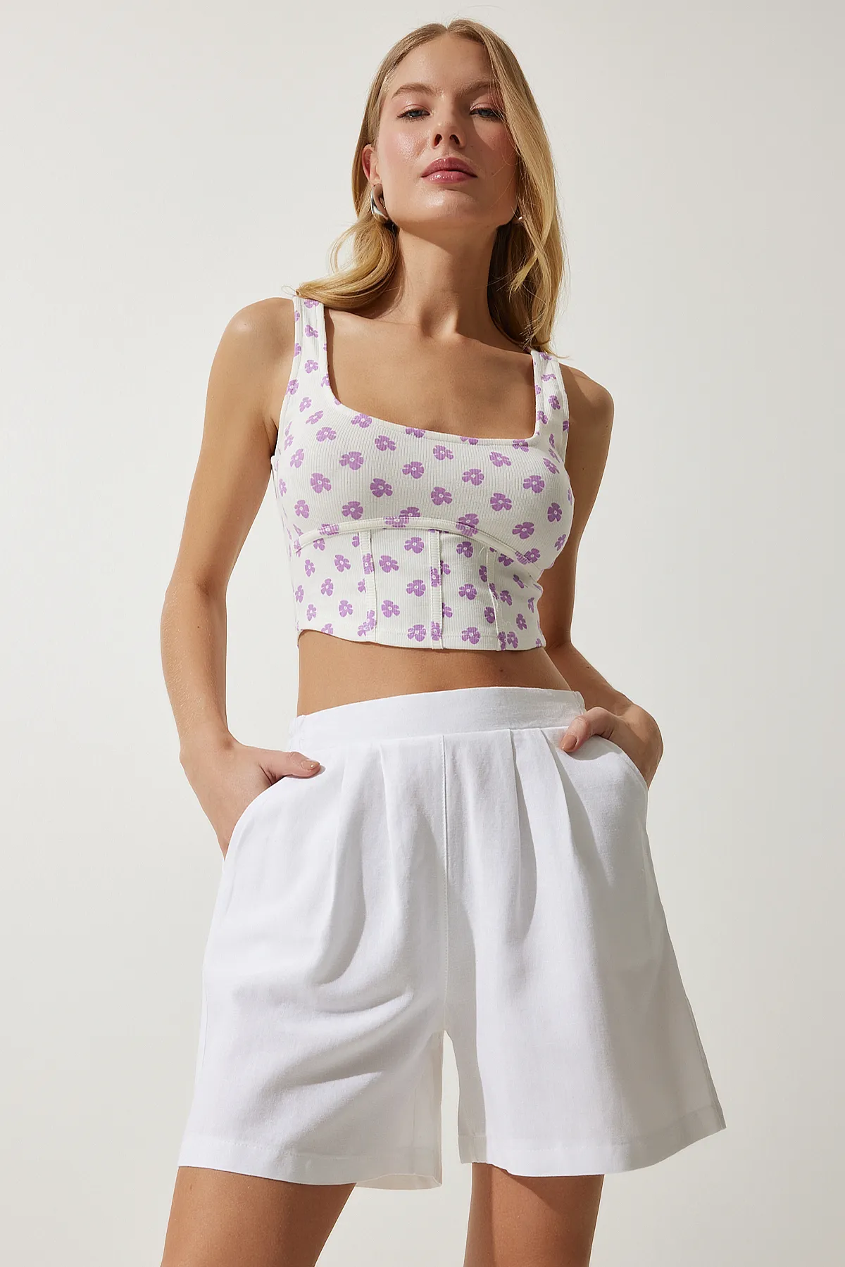 Happiness İstanbul  Weiße Leinenshorts mit Tasche für Damen MC00276