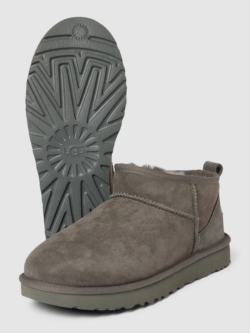 Boots aus Veloursleder Modell 'CLASSIC ULTRA MINI' in hellgrau