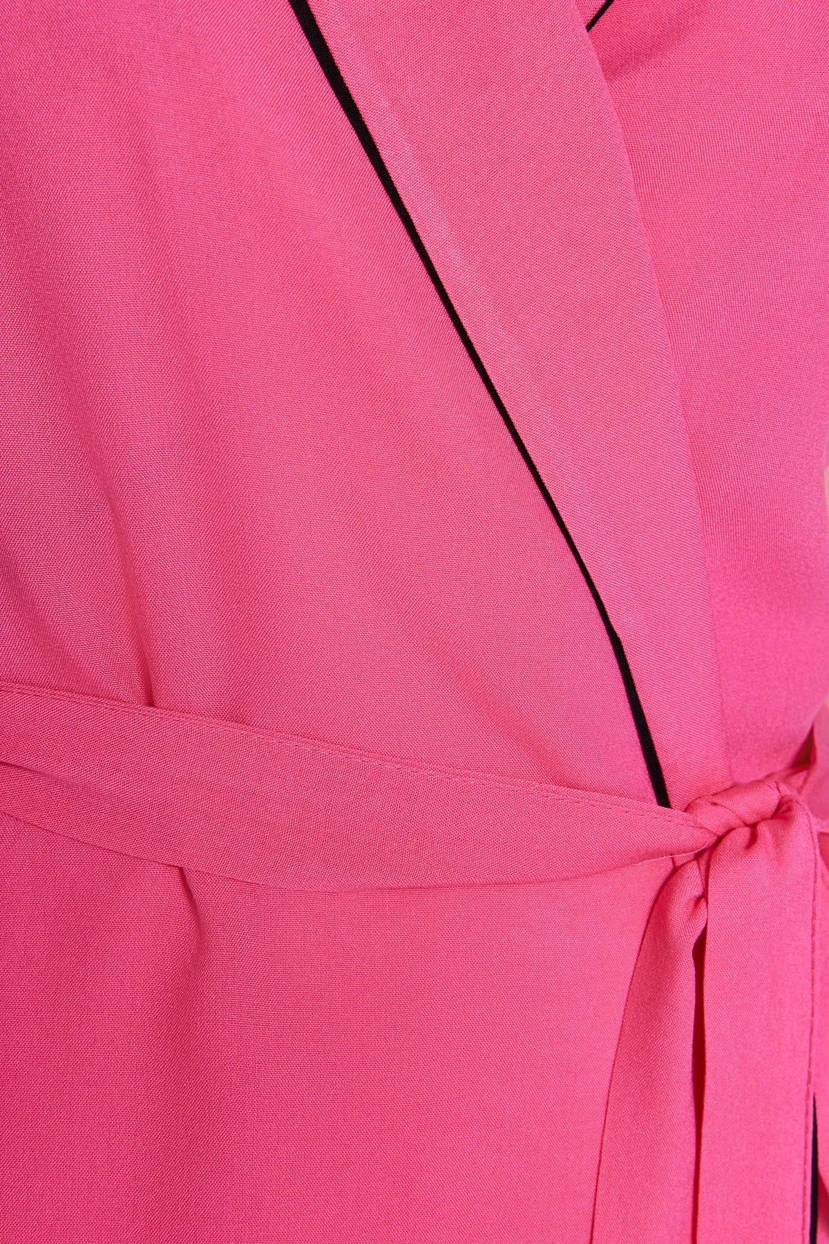 Trendyol Collection  Rosa Pyjama-Set aus Viskose mit Hemd und Shorts und Gürtel sowie Paspelierung THMSS23PT00203