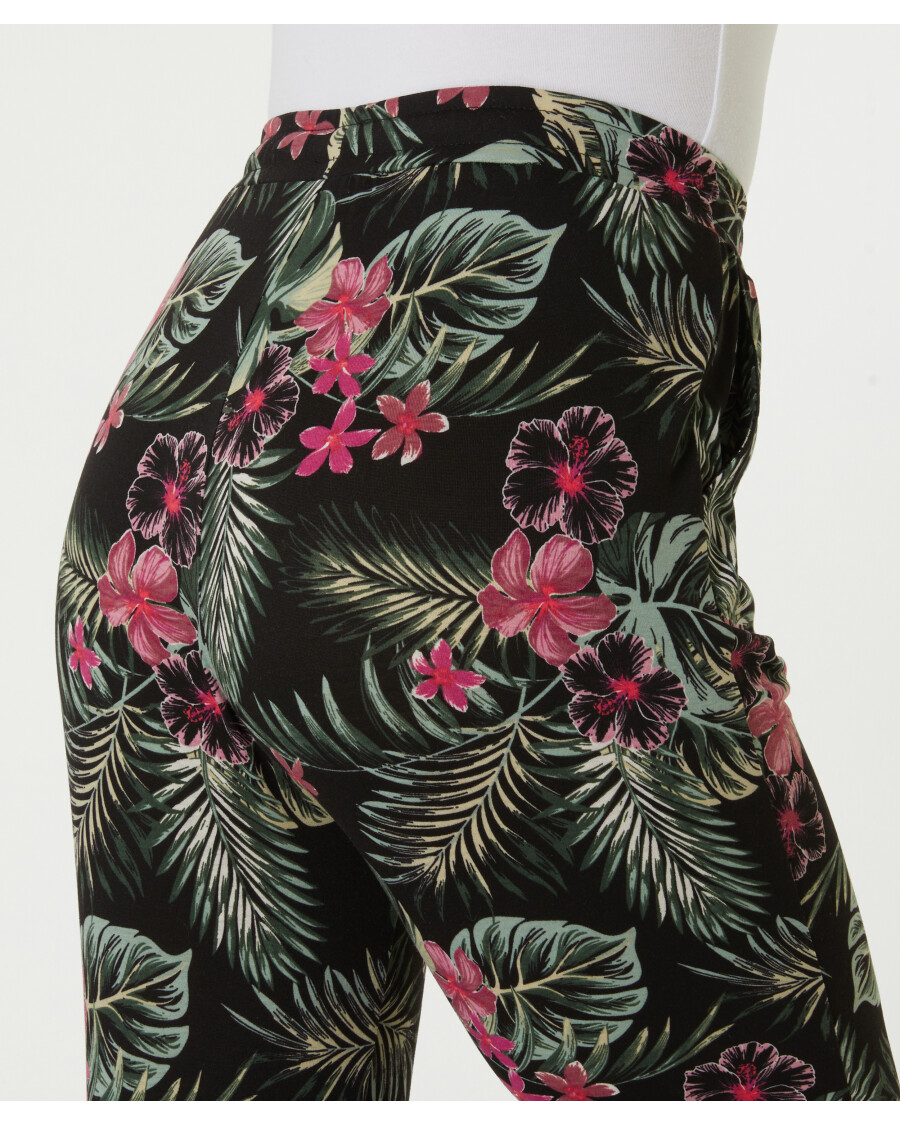 Hose mit Palmenblättern