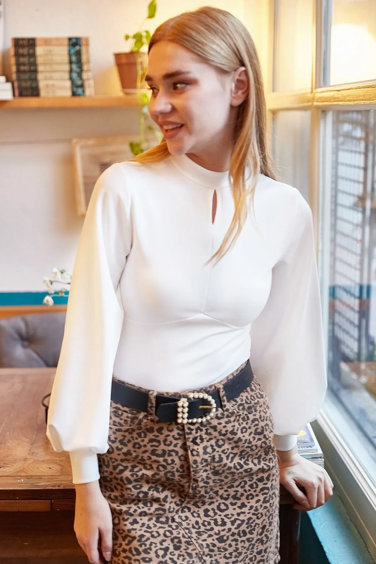 Olalook  Weiße Kreppbluse mit Ballonärmeln für Damen in Weiß BLZ-19000708