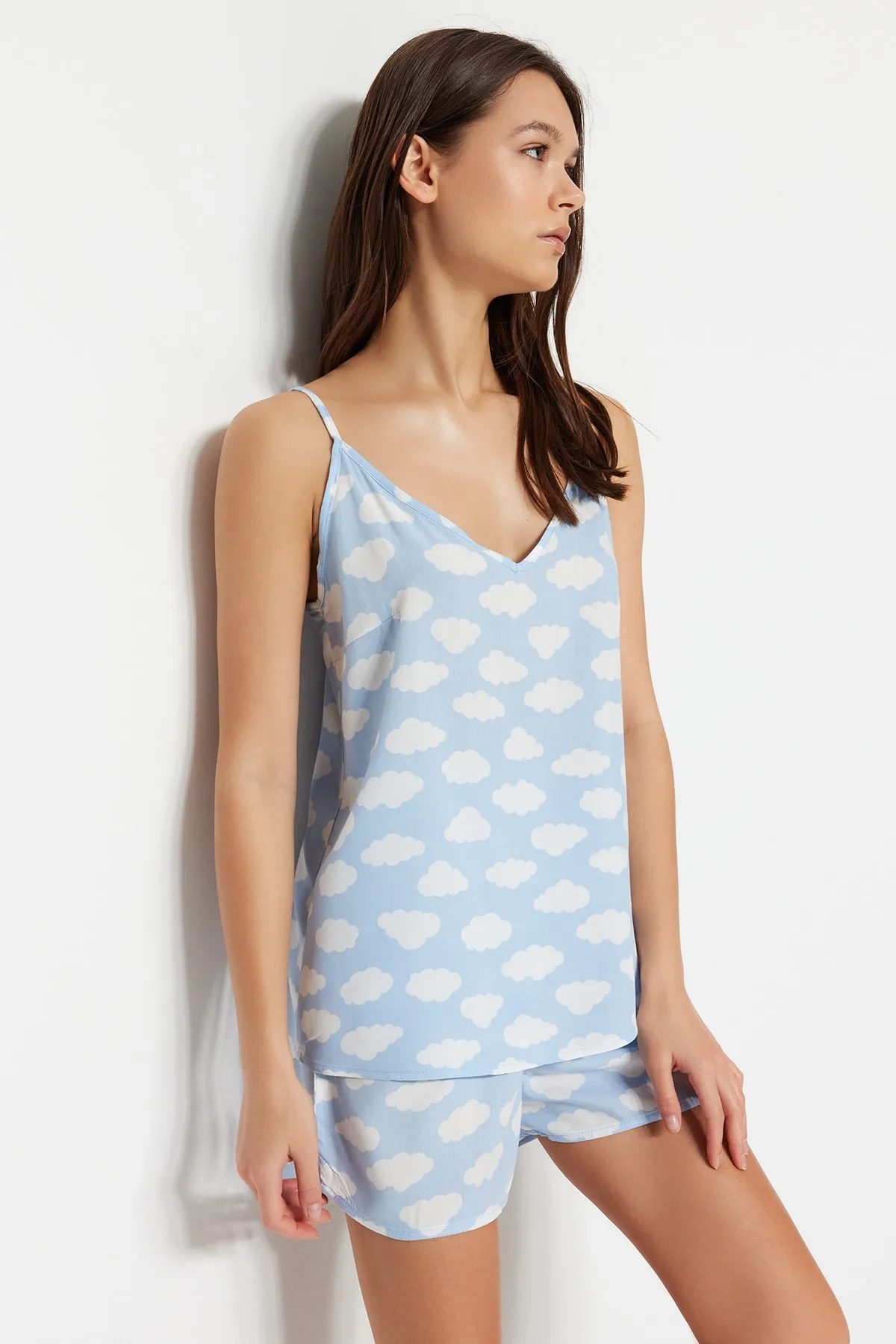 Trendyol Collection  Hellblaues Pyjama-Set aus Viskosegewebe mit Wolkenmuster und Schnürriemen THMSS23PT00006
