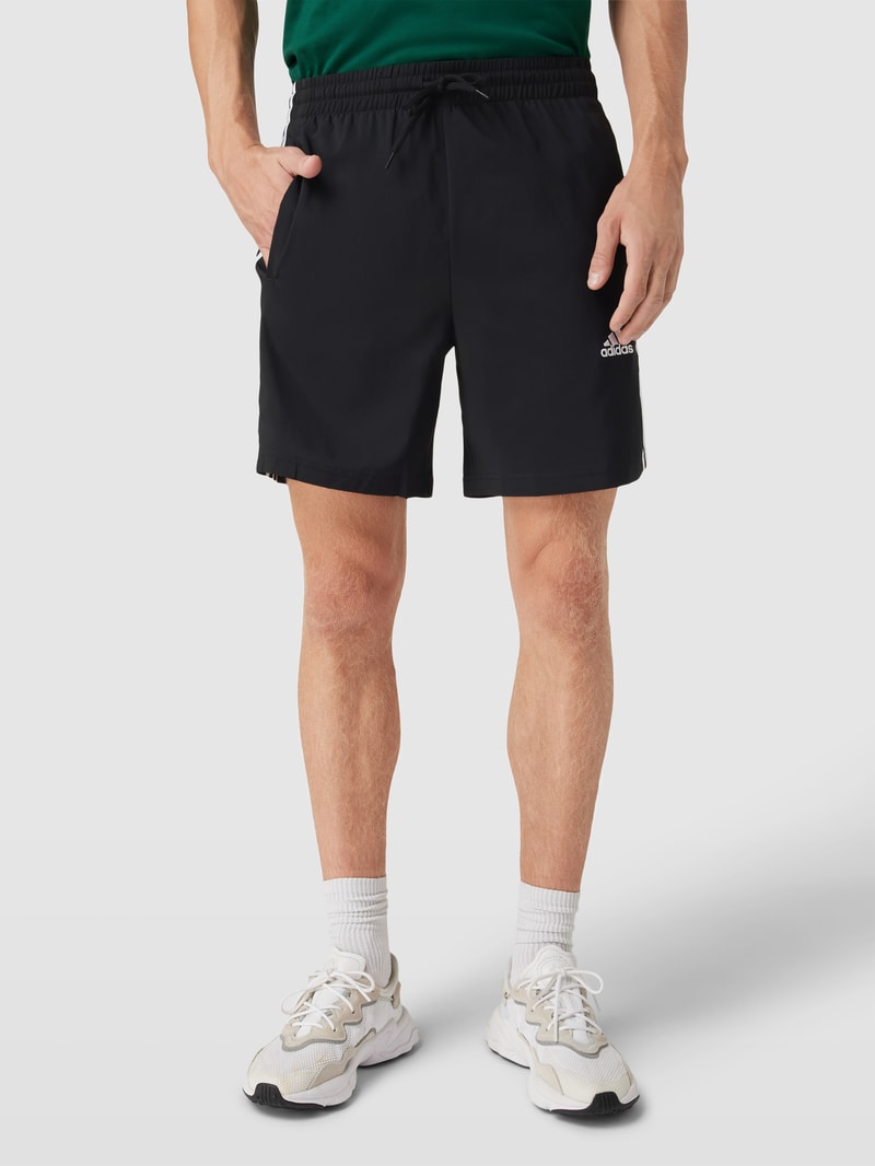 Shorts mit seitlichen Taschen in schwarz