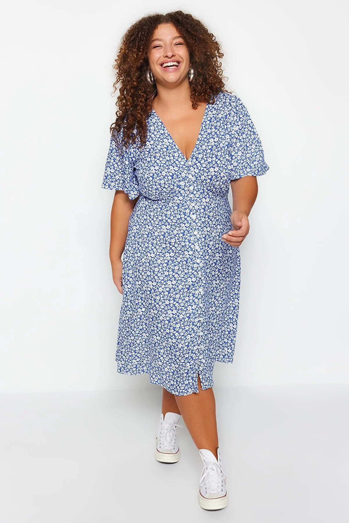 Trendyol Curve  Marineblaues gewebtes Kleid mit Blumenmuster TBBSS23AH00101