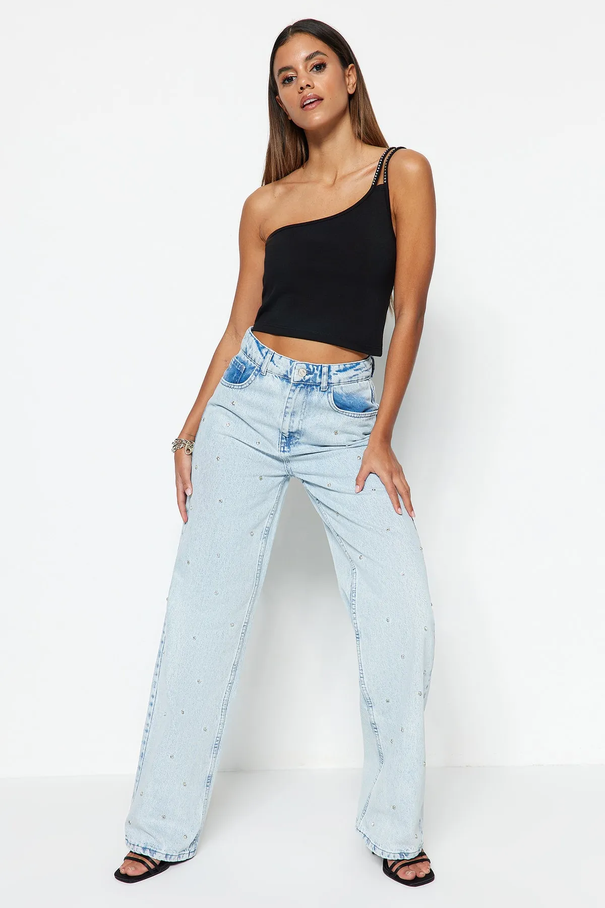 Trendyol Collection  Hellblaue Jeans mit hoher Taille und weitem Bein und Steindetail TWOSS23JE00053