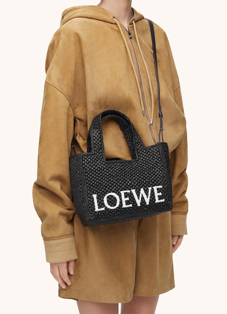 Mała torba typu tote LOEWE Font z rafii, z odpinanym paskiem na ramię.