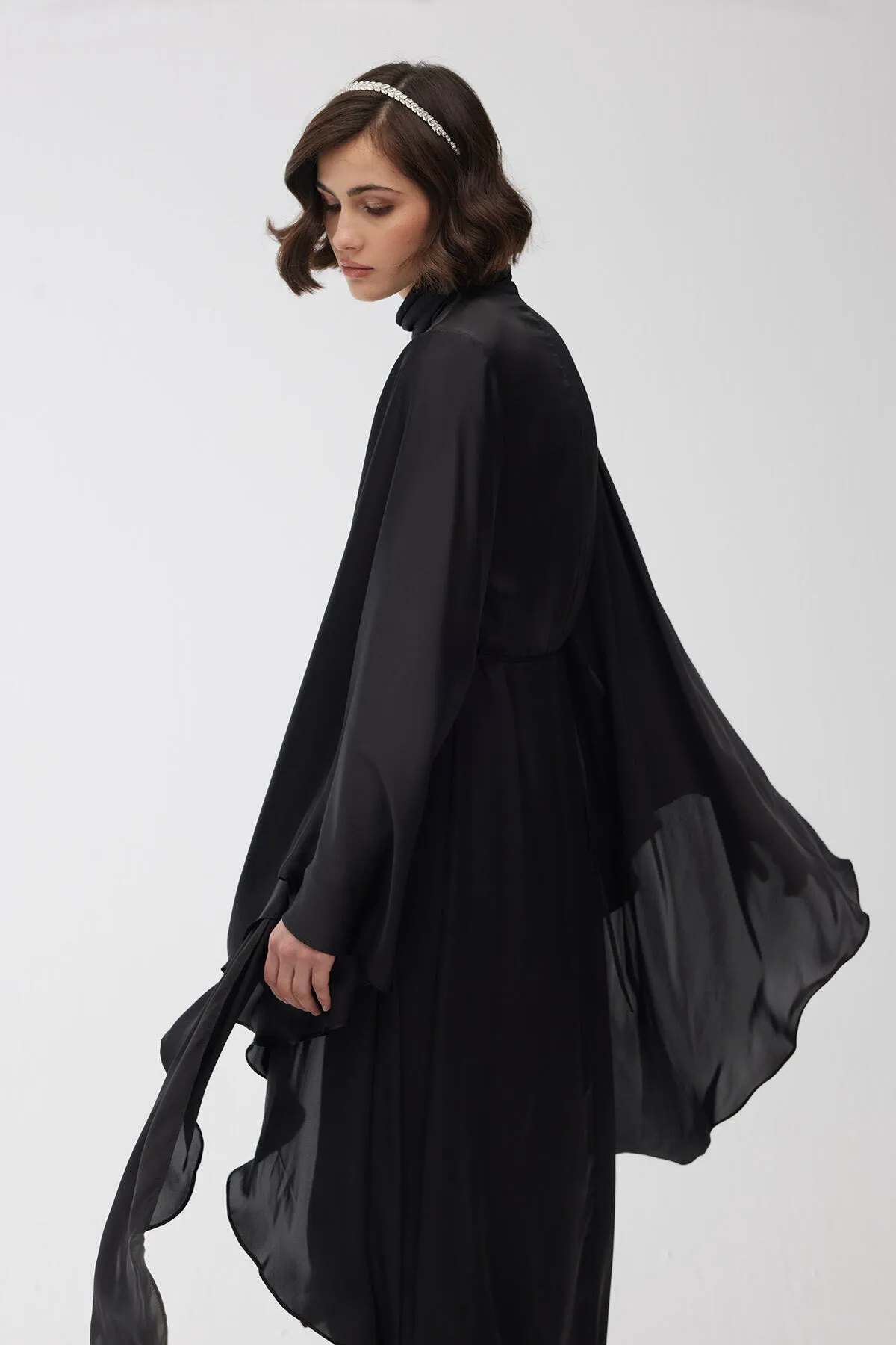 Manuka  Satin-Cape-Abendkleid Schwarz