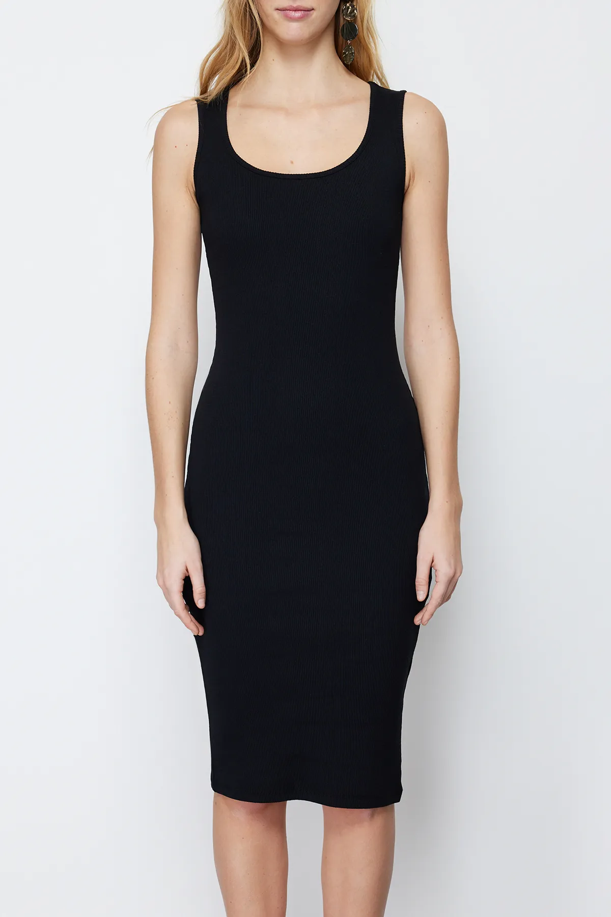 Trendyol Collection  Schwarzes, geripptes, dehnbares Strick-Midi-Bleistiftkleid mit Poolkragen TWOSS24EL00488