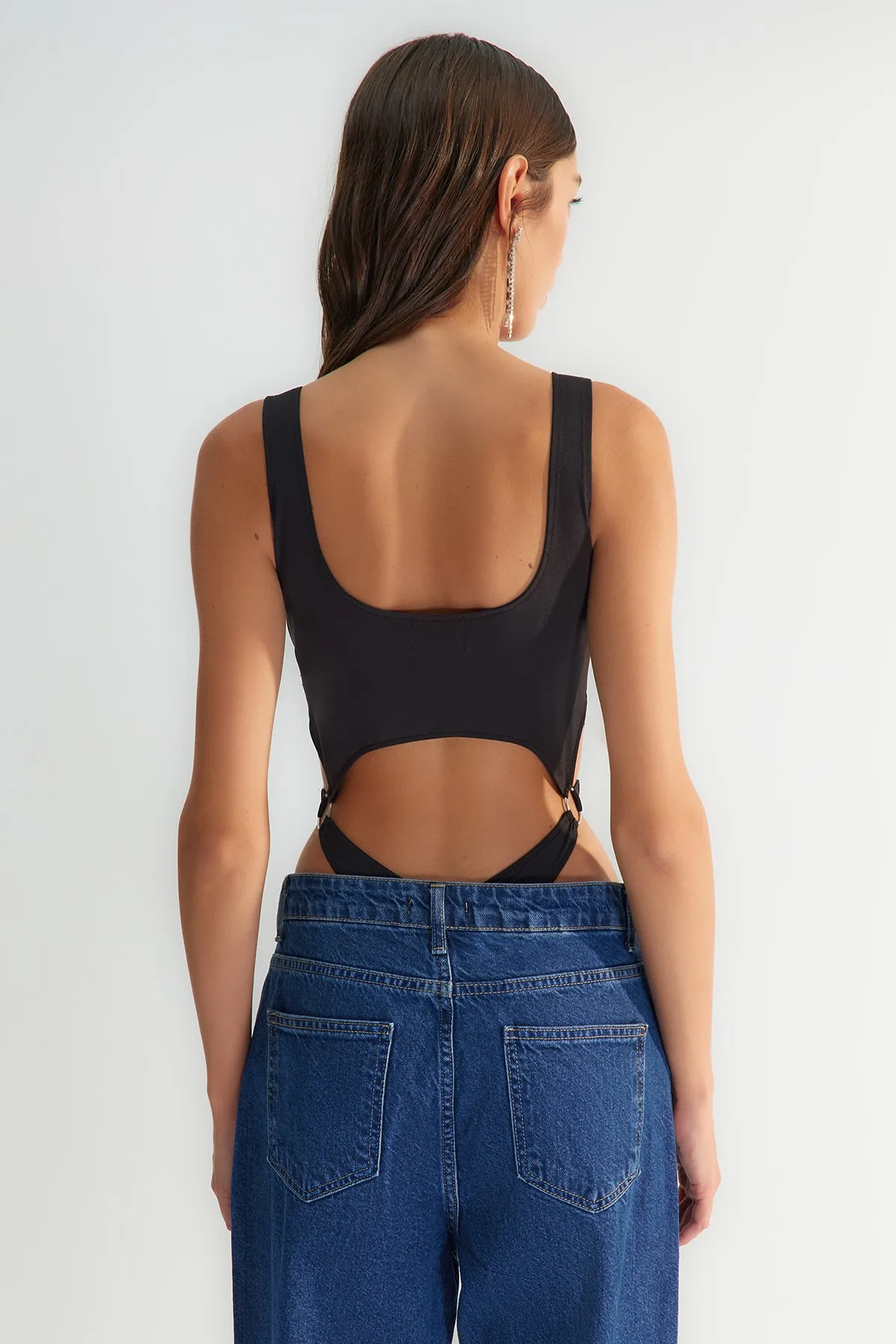 Trendyol Collection  X Zeynep Tosun Schwarzer Body mit hohem Beinausschnitt und Kettendetail TCLSS23BD00004