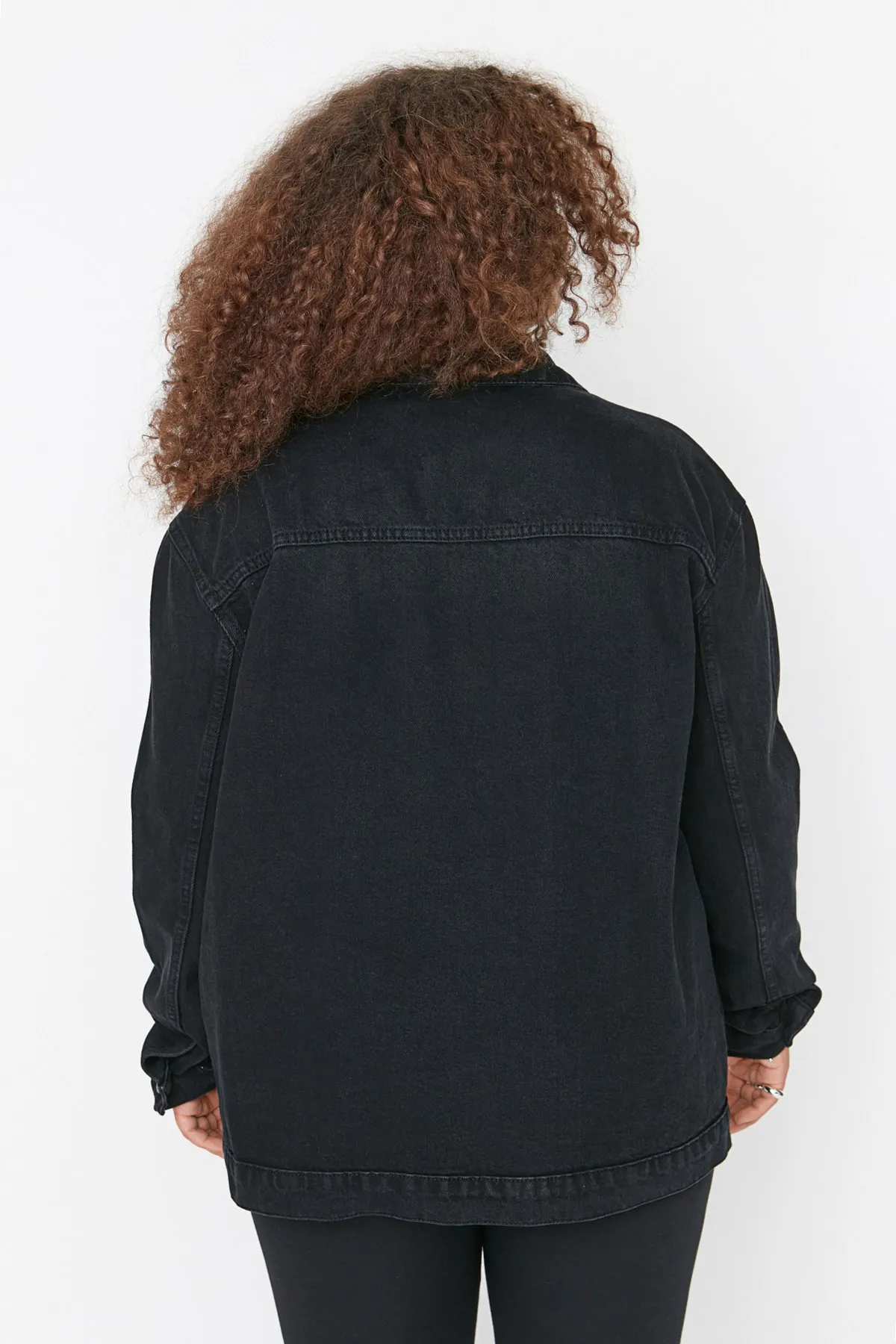 Trendyol Curve  Anthrazitfarbene Jeansjacke mit Taschendetail TBBSS22YE00000