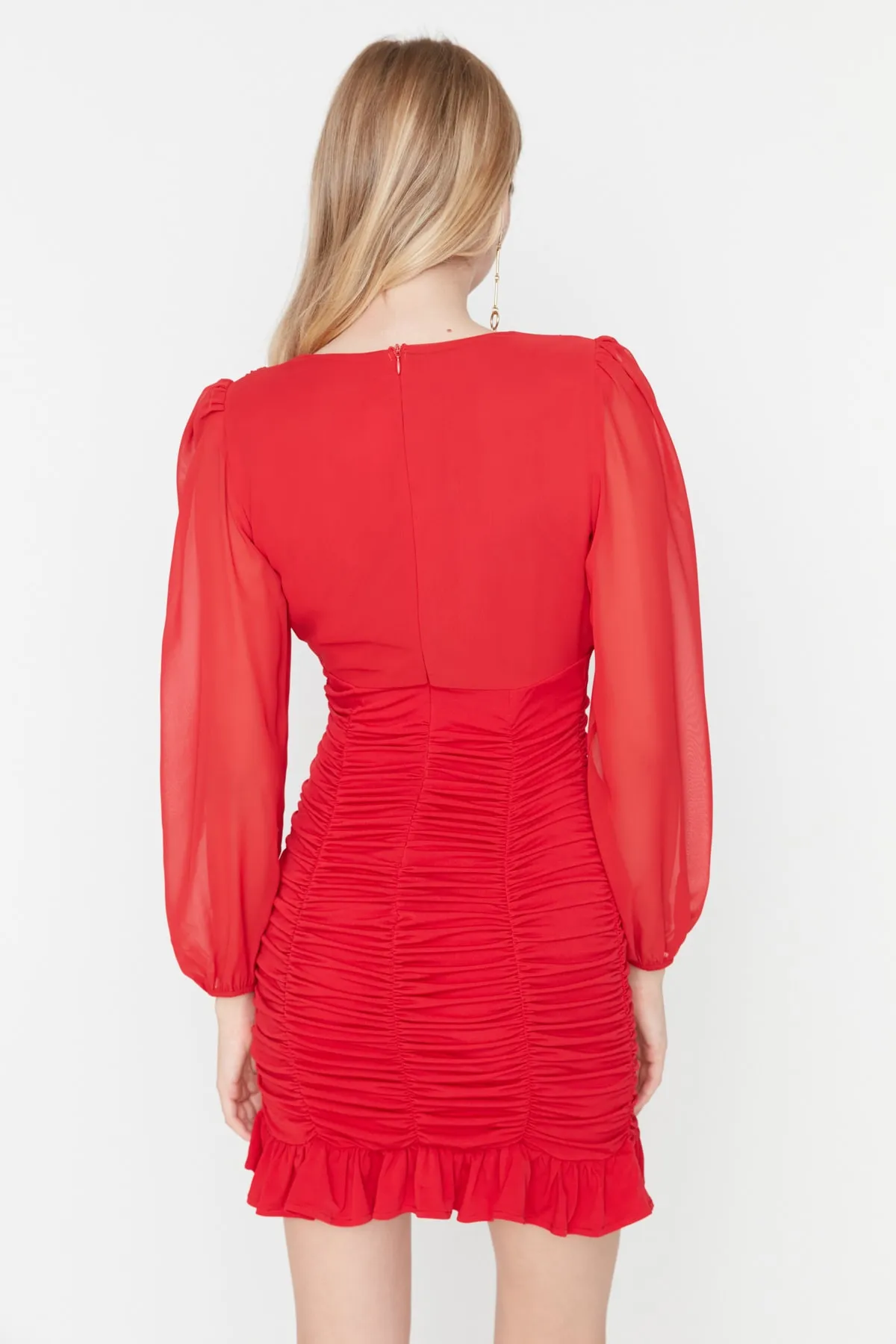 Trendyol Collection  Rotes, figurbetontes, gewebtes Minikleid mit Guiping und V-Ausschnitt TWOAW23EL01044