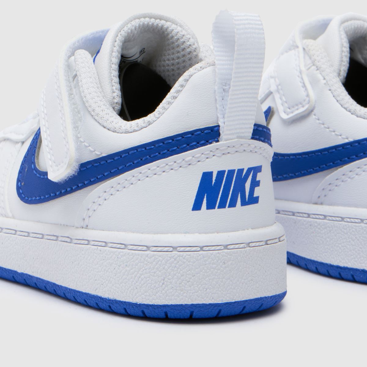 Bílo-tmavomodré nízké tenisky Nike Court Borough pro chlapce a batolata