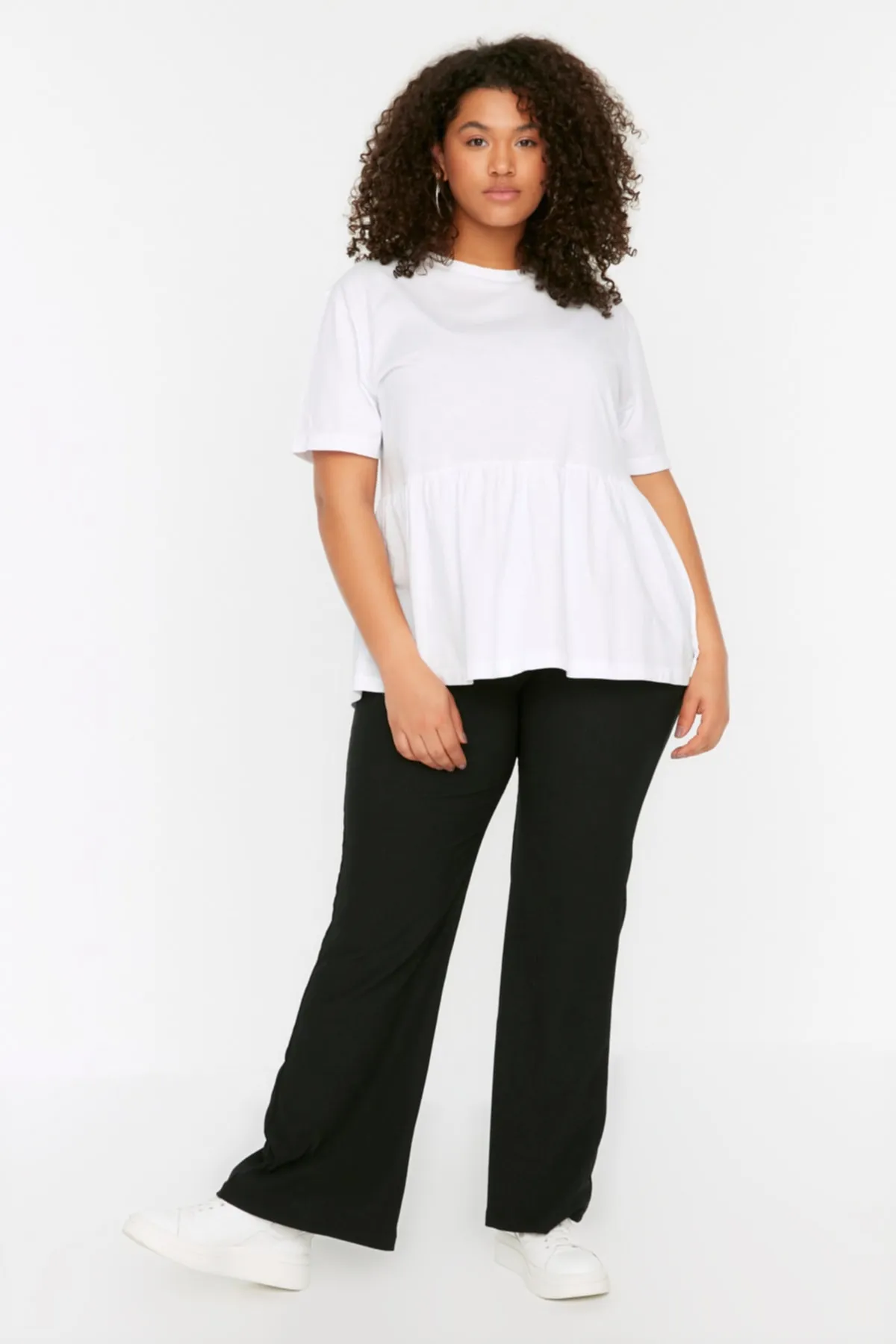 Trendyol Curve  Schwarze Strickhose mit spanischem Bein und hoher Taille TBSSS22PL0416
