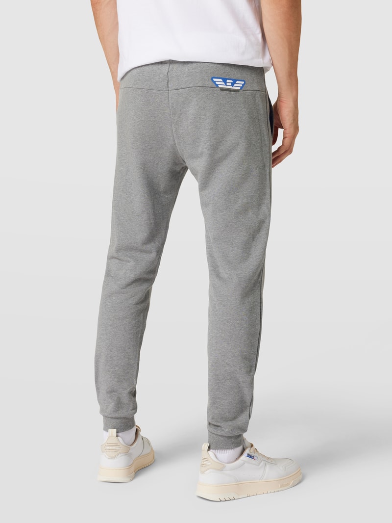 Sweatpants mit Label-Details in mittelgrau meliert