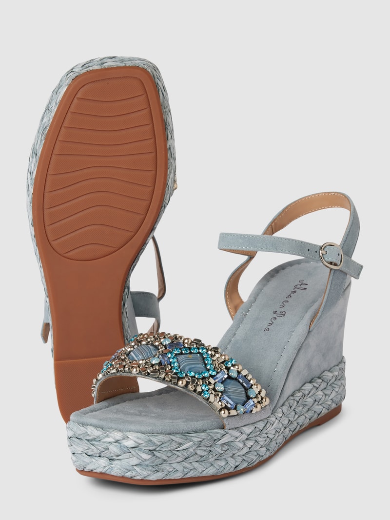 Wedges mit Ziersteinbesatz in hellblau