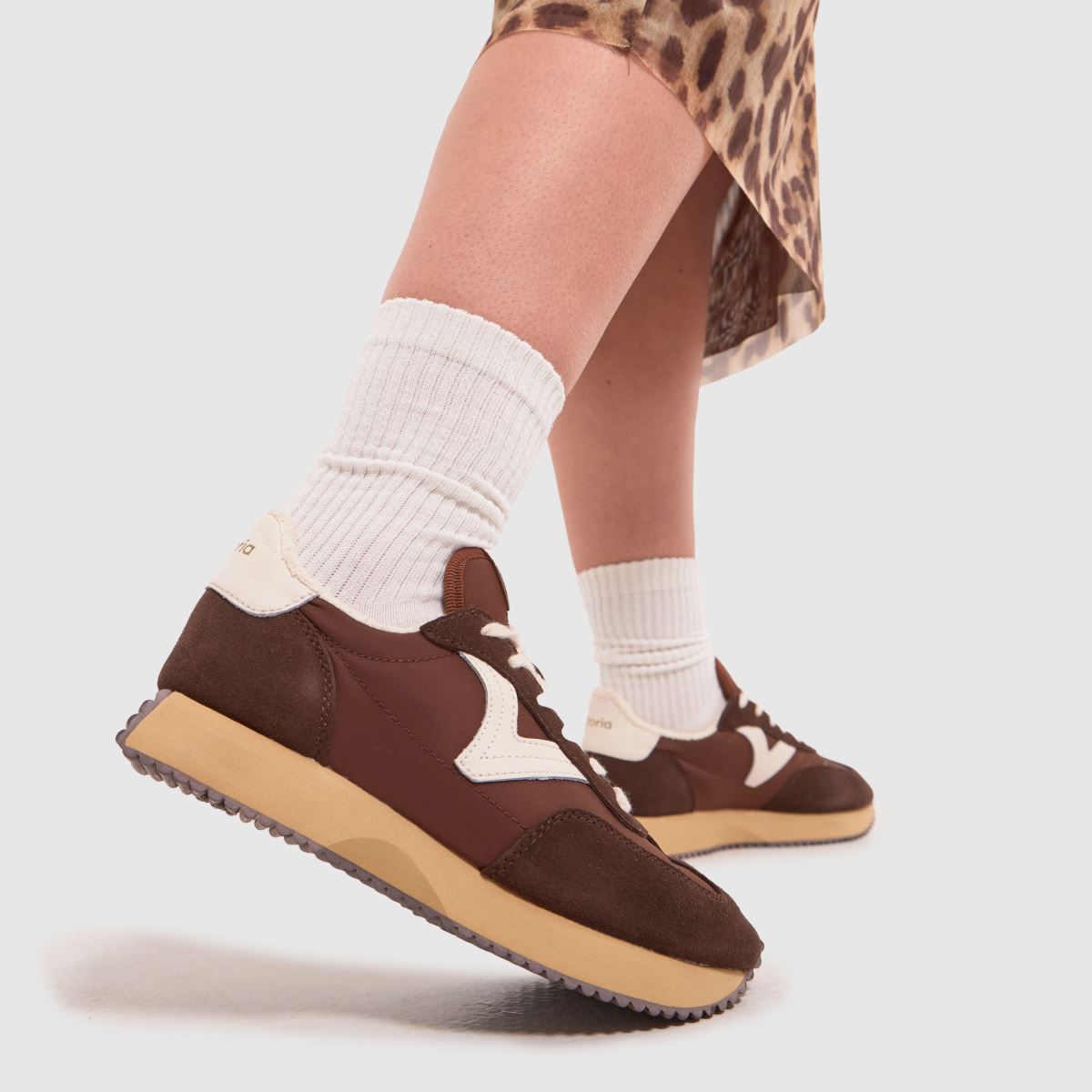 Victoria Modelo A-sneakers i brunt
