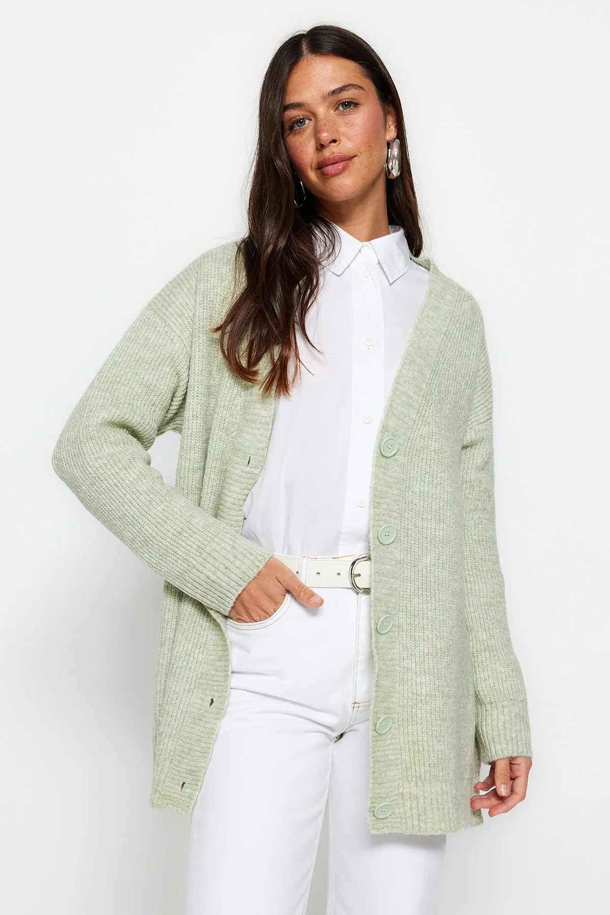 Trendyol Modest  Mintfarbene Strickjacke mit V-Ausschnitt und Knopfleiste TCTAW22HI0397