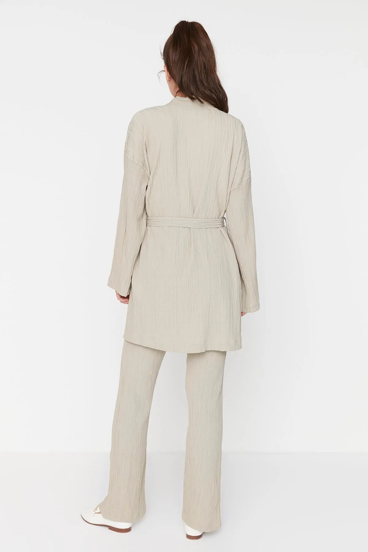 Trendyol Modest  Gewebtes Kimono-Hosen-Set mit Gürtel und Beinschlitz in Stein TCTSS22US00024