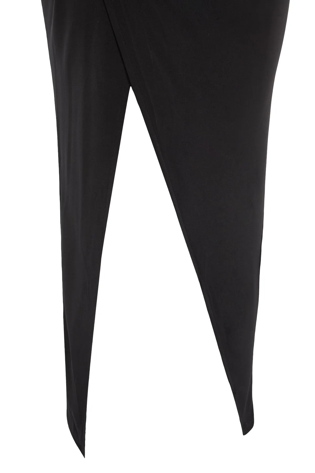 Trendyol Collection  Schwarzes, detailliertes, gestricktes, elegantes Abendkleid mit Ausschnitten TPRAW23EL00272
