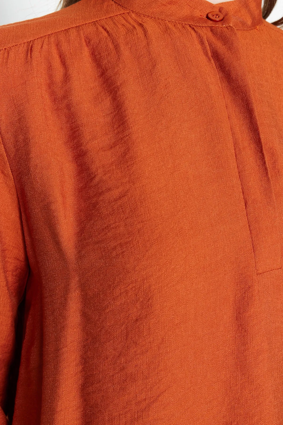 Trendyol Modest  Zimtfarbenes, halb verdecktes Tunika-Hosen-Set mit Schulterdetail und Knopfleiste, gewebt TCTSS22US0098