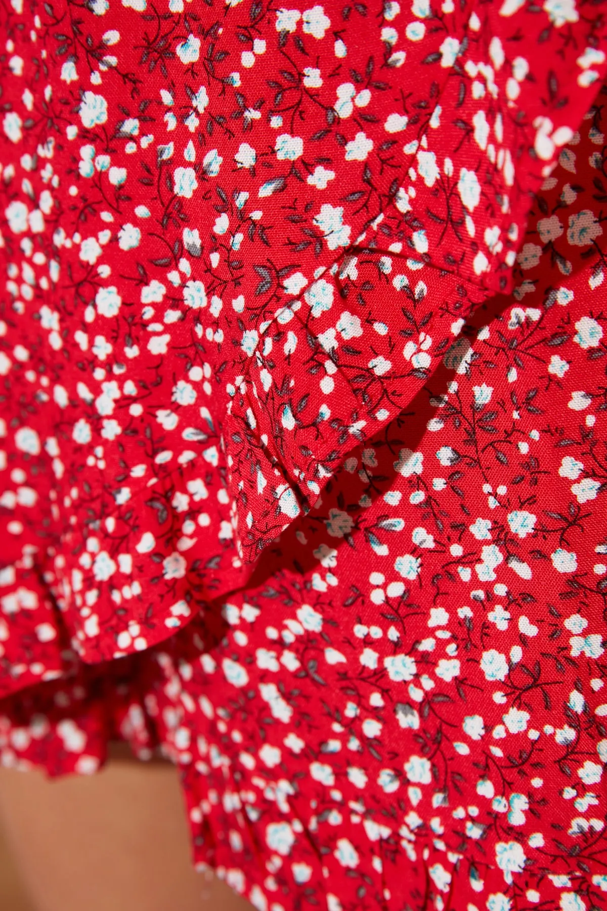 Trendyol Collection  Roter zweireihiger Shortsrock aus gewebter Viskose mit Rüschen und Blumenmuster TWOSS21SR0090